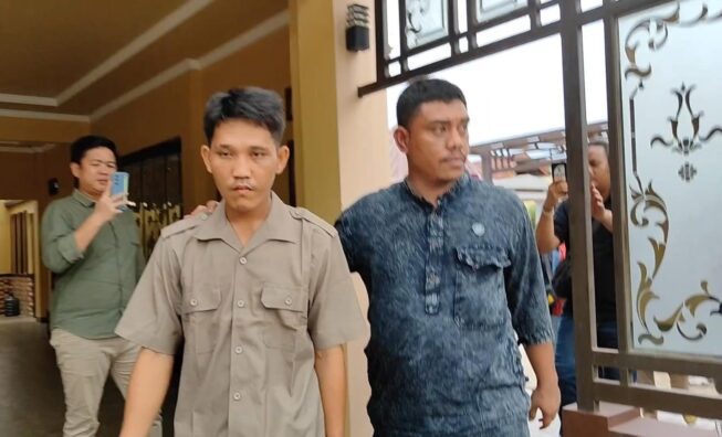 Pelaku Rian saat dijemput oleh Subdit 2 Jatanras Polda Sumsel