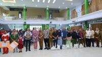 Warga nampak ramai dan antusias ketika mengurus berbagai dokumen serta mengambil Sembako. Warga nampak ramai dan antusias ketika mengurus berbagai dokumen serta mengambil Sembako.