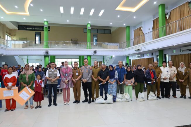Warga nampak ramai dan antusias ketika mengurus berbagai dokumen serta mengambil Sembako. Warga nampak ramai dan antusias ketika mengurus berbagai dokumen serta mengambil Sembako.