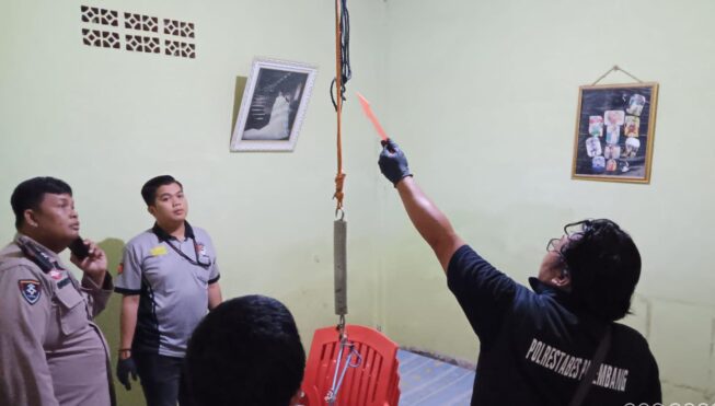 Polisi saat melakukan olah TKP