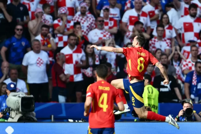Gelandang Fabian Ruiz (kanan) merayakan golnya yang turut memenangkan Spanyol dalam laga melawan Kroasia di Grup B Euro 2024 di Olympiastadion, Berlin, pada 15 Juni 2024. (AFP/CHRISTOPHE SIMON)