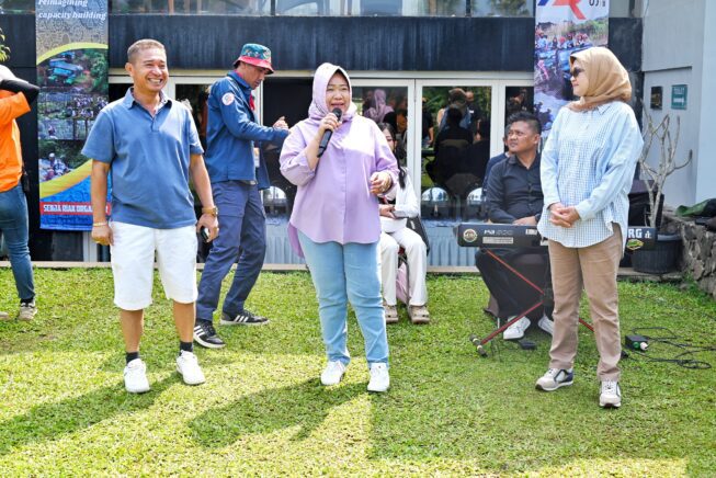 Plt Sekretaris Jenderal MPR RI Siti Fauziah, SE, MM didampingi Kepala Biro Humas dan Sistem Informasi Setjen MPR RI Anies Mayangsari Muninggar, SIP, ME, ikut ramaikan kegiatan outdoor Capacity Building bersama puluhan wartawan Plt Sekretaris Jenderal MPR RI Siti Fauziah, SE, MM didampingi Kepala Biro Humas dan Sistem Informasi Setjen MPR RI Anies Mayangsari Muninggar, SIP, ME, ikut ramaikan kegiatan outdoor Capacity Building bersama puluhan wartawan