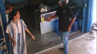 Tangkapan layar video viral orang berseragam PWI Muba bawa kabur rokok tanpa bayar Tangkapan layar video viral orang berseragam PWI Muba bawa kabur rokok tanpa bayar