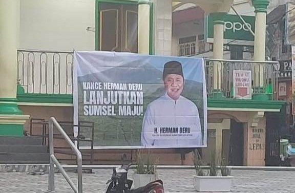 Spanduk Herman Deru di Masjid Agung Kota Pagaralam/Ist
