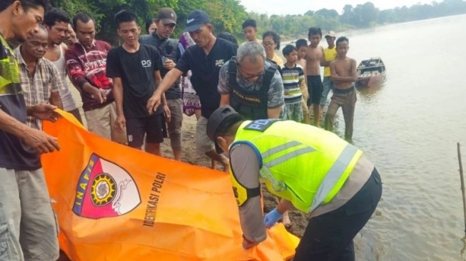 Penemuan mayat tanpa identitas di Sungai Musi Kabupaten Musi Banyuasin, Sabtu (27/7/2024). [ANTARA]