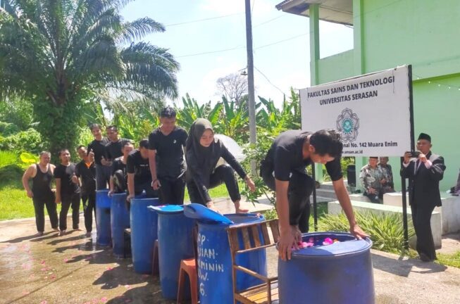 Tradisi Mandi Kembang Sambut Sarjana Teknik Baru Universitas Serasan Muaraenim Tradisi Mandi Kembang Sambut Sarjana Teknik Baru Universitas Serasan Muaraenim