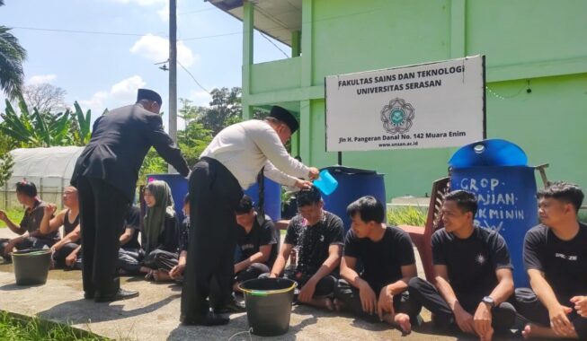 Tradisi Mandi Kembang Sambut Sarjana Teknik Baru Universitas Serasan Muaraenim