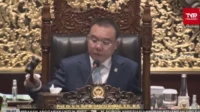 Wakil Ketua DPR RI Sufmi Dasco Ahmad saat menunda rapat paripurna pengesahan RUU Pilkada. (tangkapan layar/Bagaskara)