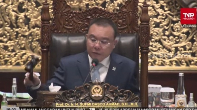 Wakil Ketua DPR RI Sufmi Dasco Ahmad saat menunda rapat paripurna pengesahan RUU Pilkada. (tangkapan layar/Bagaskara)