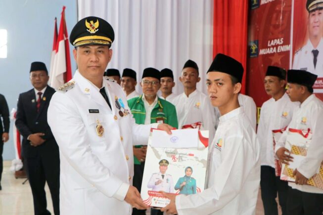 Pj Bupati Muaraenim H Henky Putrawan menyerahkan remisi kepada 525 WBP Lapas Kelas IIB Muaraenim