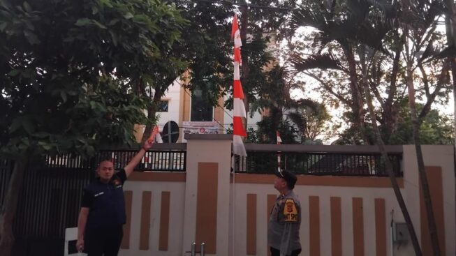 Polisi saat melakukan olah TKP