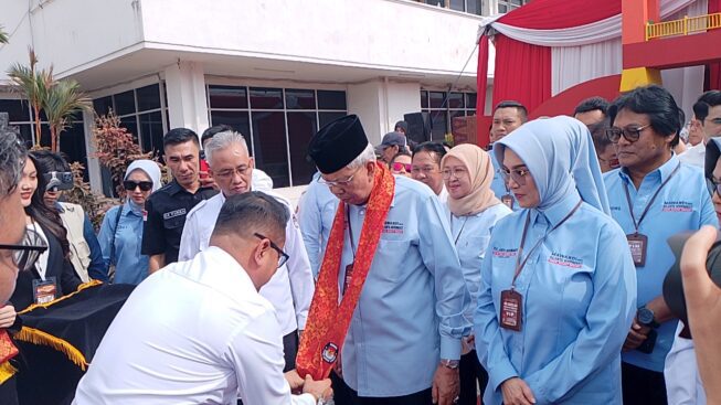 Paslon Gubernur dan Wakil Gubernur Sumatera Selatan, Mawardi Yahya dan RA Anita, saat mendaftarkan diri ke KPU Sumsel, Kamis (29/8/2024)