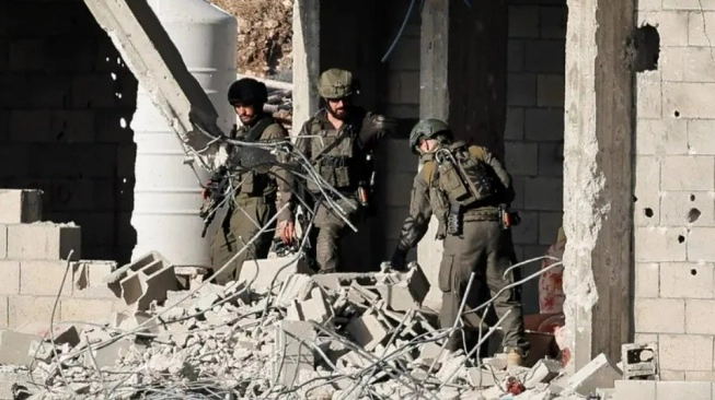 Israel Tarik Mundur Tentara di Gaza, Tanda Menyerah atau Strategi Sejumla tentara Israel selama operasi militer di Qabatiya, dekat Jenin, di Tepi Barat (Dok. Reuters)