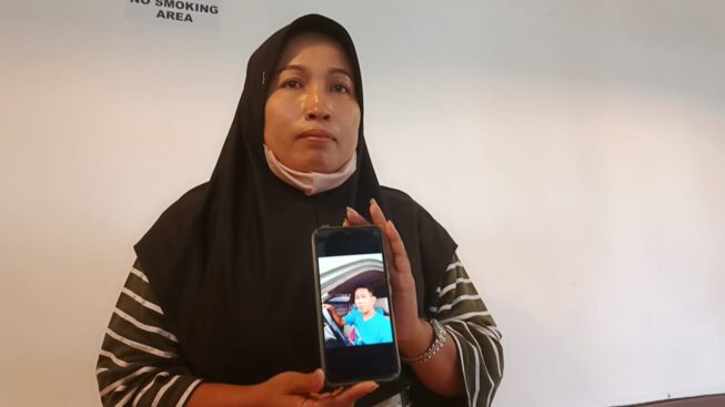 Siti Amina(40) istri Hajidin menunjukkan foto Hajidin Siti Amina (40) istri Hajidin menunjukkan foto Hajidin