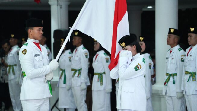 Resmi Dikukuhkan, Pj Bupati Muaraenim Tekankan Tanggung Jawab Besar pada Anggota Paskibraka 2024