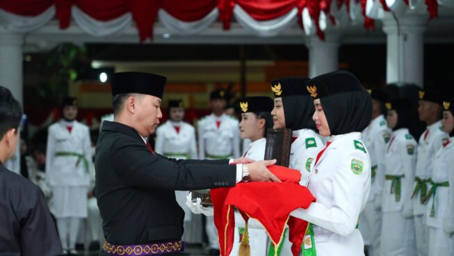 Resmi Dikukuhkan, Pj Bupati Muaraenim Tekankan Tanggung Jawab Besar pada Anggota Paskibraka 2024