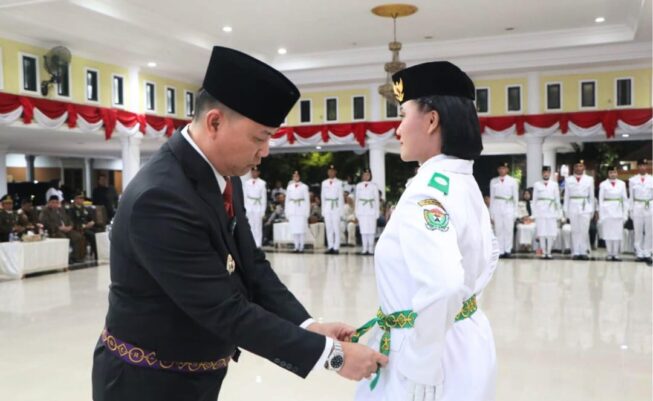 Resmi Dikukuhkan, Pj Bupati Muaraenim Tekankan Tanggung Jawab Besar pada Anggota Paskibraka 2024