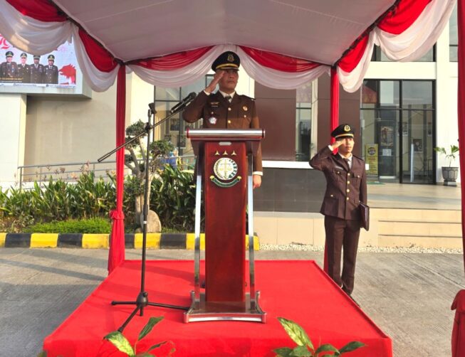 Kepala Sub Bagian Pembinaan Kejaksaan Negeri Muaraenim, Gunawan SH, yang bertindak sebagai inspektur upacara Kepala Sub Bagian Pembinaan Kejaksaan Negeri Muaraenim, Gunawan SH, yang bertindak sebagai inspektur upacara