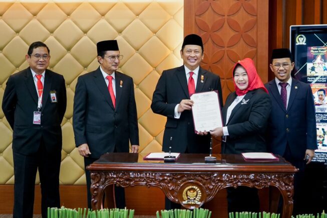 Bamsoet Sumbangkan 38 Judul Buku ke Perpustakaan Sekjen MPR RI