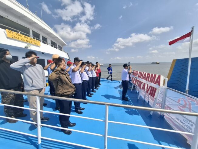 Upacara HUT RI ke-79 di Atas KMP Dharma Kartika VIII, Penumpang Merasakan Euforia Kemerdekaan di Laut Upacara HUT RI ke-79 di Atas KMP Dharma Kartika VIII, Penumpang Merasakan Euforia Kemerdekaan di Laut