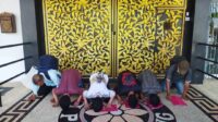 Dinyatakan Bebas, Enam Mantan Napi Sujud Syukur Keluar Lapas Merah Mata