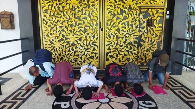 Dinyatakan Bebas, Enam Mantan Napi Sujud Syukur Keluar Lapas Merah Mata