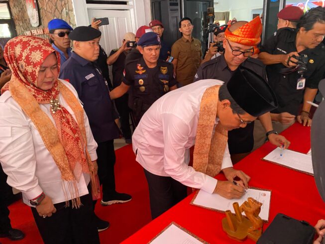 Pasangan Edison dan Sumarni Jadi Pendaftar Pertama di KPU untuk Pilkada Muaraenim 2024 Pasangan Edison dan Sumarni Jadi Pendaftar Pertama di KPU untuk Pilkada Muaraenim 2024