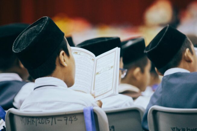 Ilustrasi santi membaca Al-Qur'an/ Pexels Foto oleh Pok Rie