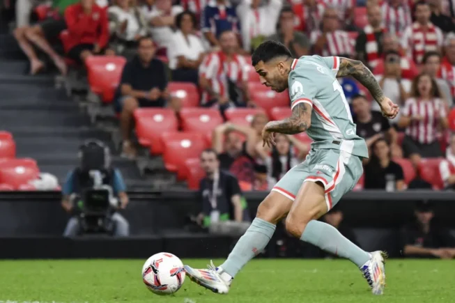 Pemain depan Atletico Madrid asal Argentina Angel Correa #10 menggiring bola saat pertandingan Liga Spanyol kontra Athletic Bilbao di San Mames stadium, Bilbao, Sabtu 31/8/2024. (Photo by ANDER GILLENEA / AFP) (AFP/ANDER GILLENEA)