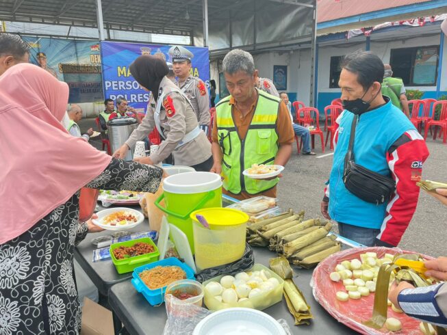 Polisi Ajak Tukang Ojek dan Becak Serta Masyarakat Muaraenim Makan Bersama