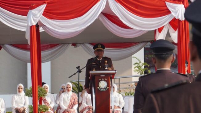Kepala Kejaksaan Negeri Muaraenim, Rudi Iskandar, S.H., M.H. saat memimpin upacara peringatan Hari Lahir Kejaksaan RI ke-79