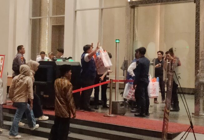 Dijaga Ketat Polisi, Akses Masuk Lokasi Debat Publik Pertama Pilkada Muaraenim Wajib Miliki ID Card