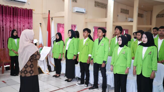 Pelantikan BEM Unsan Rektor Unsan, Prof. Tuty Emilian Agustina, Ph.D saat melantik pengurus BEM Unsan periode 2025-2027
