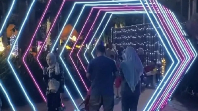 32644-festival-cahaya-glowtopia-beri-warna-malam-di-palembang