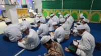Buya Yahya bersama para santri Pondok Pesantren Al Bahjah